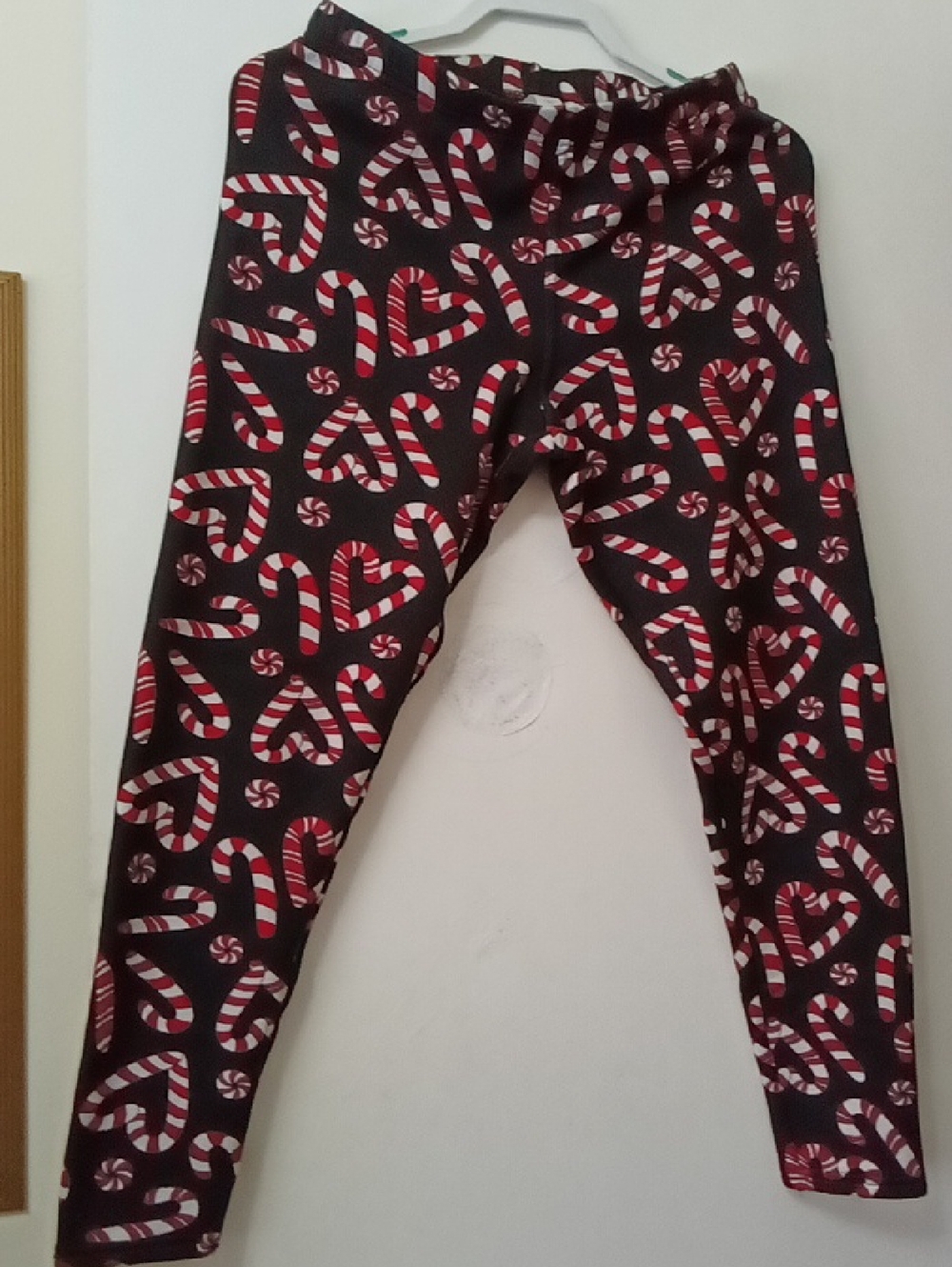 NO BOUNDARIES Women's Candy Cane Print Leggings - Black & Red